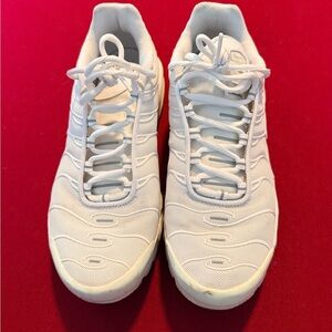 Nike Air Max White Athletic Sneakers - Clean Mesh Lace-Up